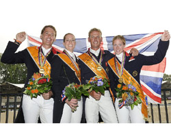 Das britische Siegerteam, das die Europameisterschaft der Dressurreiter in Rotterdam gewonnen hat. Foto: FEI